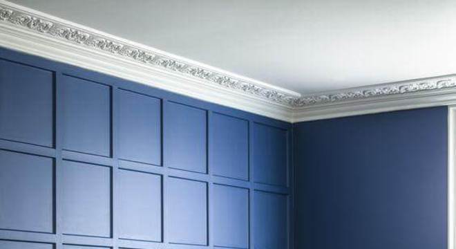 Parede azul com sofá verde