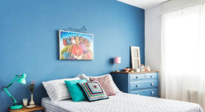 parede azul e detalhes coloridos
