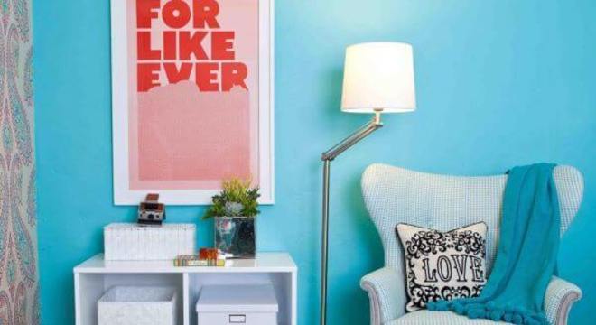 parede azul e poltrona combinando