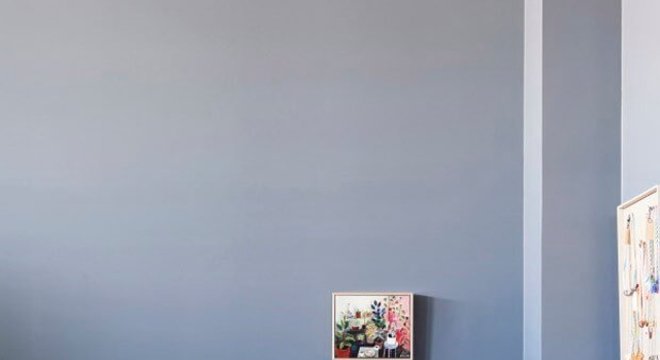 Parede azul em degradê no quarto de casal