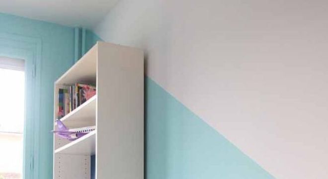 Parede azul em detalhes geométricos