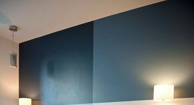 Parede azul em formatos geométricos