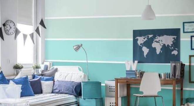 Parede azul listrada em tons de turquesa