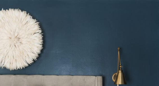 Parede azul marinho para quarto de casal
