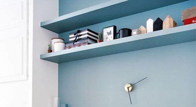 Parede azul na cozinha com mesa rústica