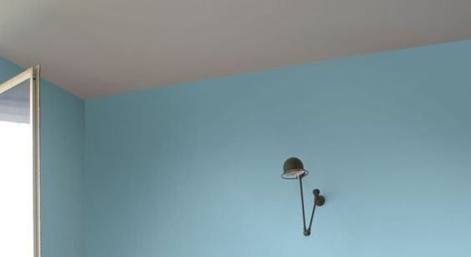 Parede azul na sala de estar