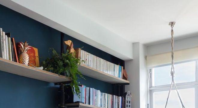 Parede azul na sala de estar