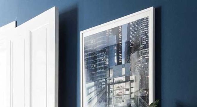 Parede azul na sala de estar com aparador rústico