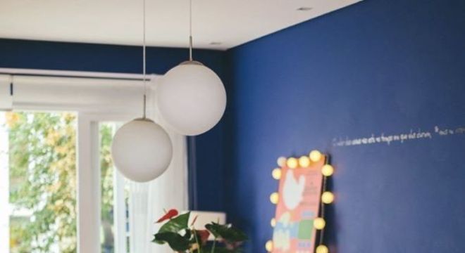 Parede azul na sala de jantar