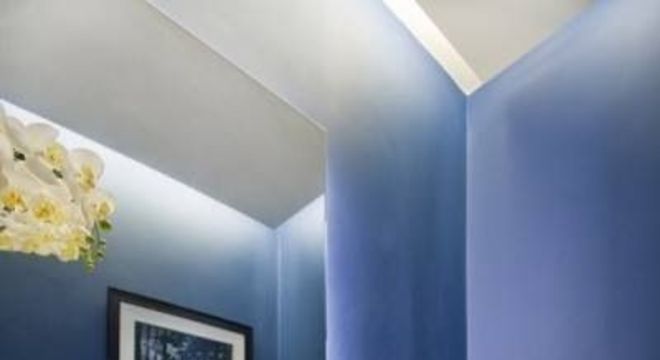 Parede azul no banheiro iluminado