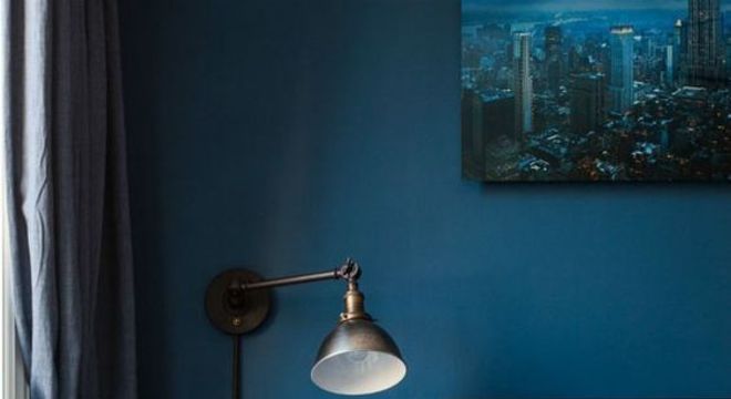 Parede azul no quarto moderno