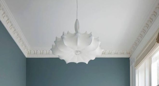 Parede azul para quarto com cabeceira rosa claro