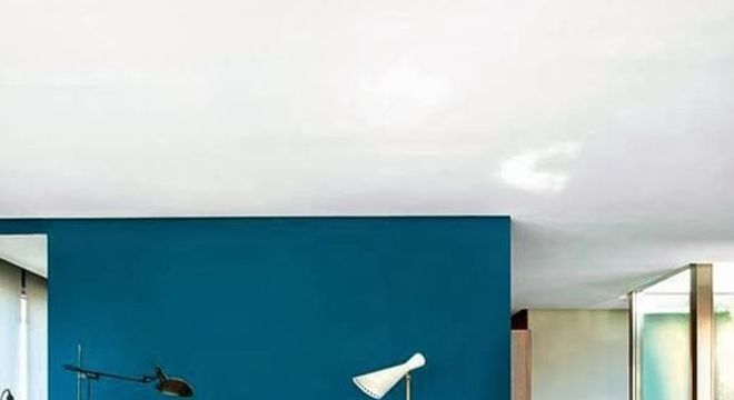 Parede azul para sala de estar moderna