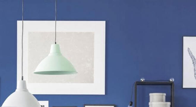 Parede azul royal com sofá combinando