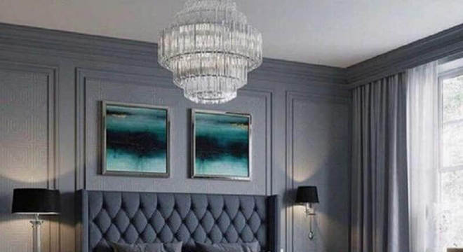 parede cinza para quarto sofisticado com boiserie e lustre de cristal
