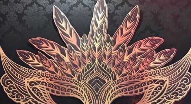 Parede com máscara dourada