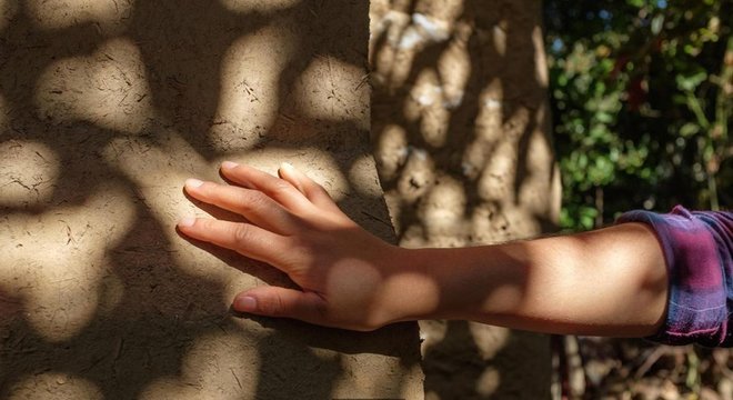 Como se trata de um material térmico, ele libera calor nas casas à noite e frescor durante o dia