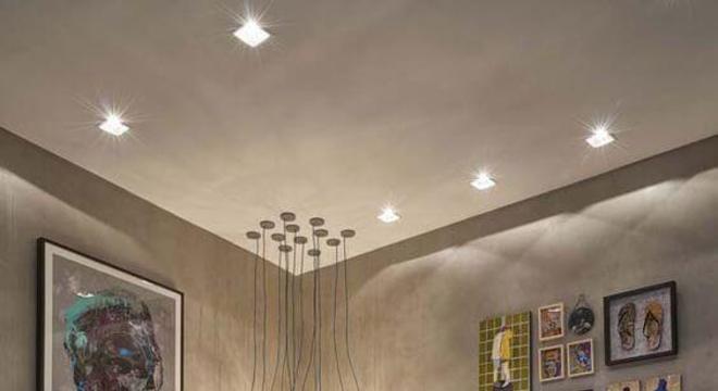 Parede de cimento queimado com quadros e instrumentos