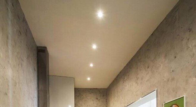 parede de cimento queimado para cozinha cinza e amarela 