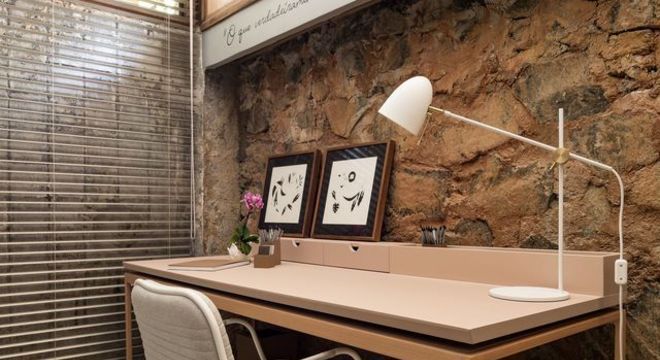 parede de pedra - parede de pedra, abajur, persiana e cadeira branca 