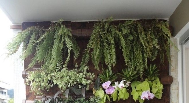 Parede de sacada com canteiros suspensos