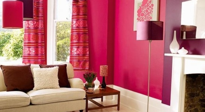 Parede de sala vermelho fúcsia com roxo