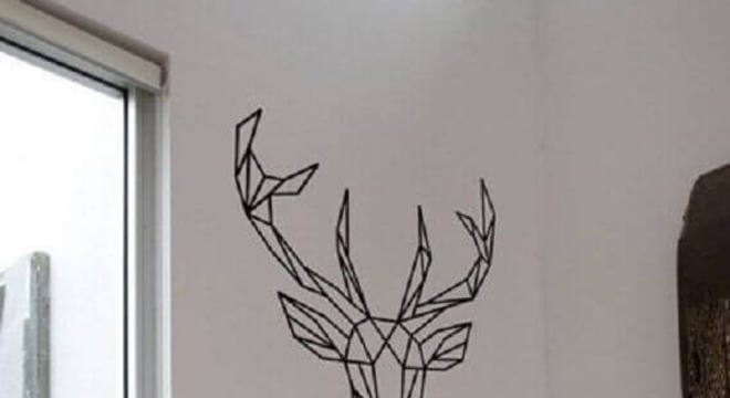 parede decorada com fita isolante 