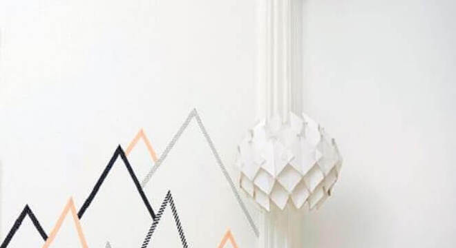 parede decorada com fita isolante