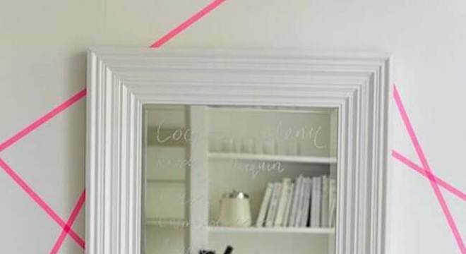 parede decorada com fita isolante rosa