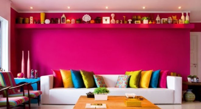 Parede fúcsia com almofadas coloridas
