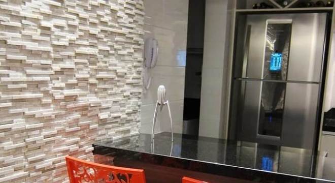 Parede revestida com pedra São Tomé para cozinha gourmet