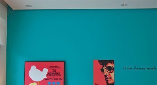 Parede turquesa com detalhes vibrantes no estilo vintage