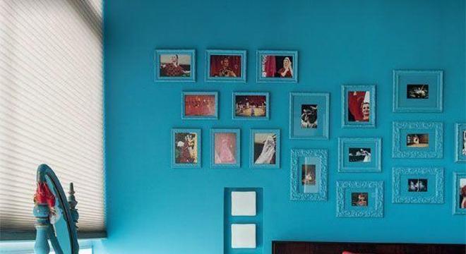 parede turquesa e almofadas rosa