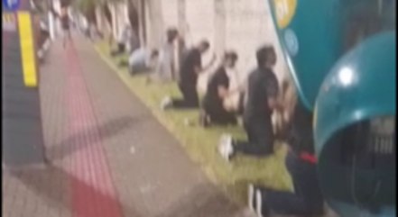 Familiares oram ajoelhados do lado de fora de hospital em SC