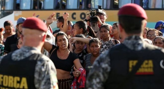Parentes de presos em Manaus