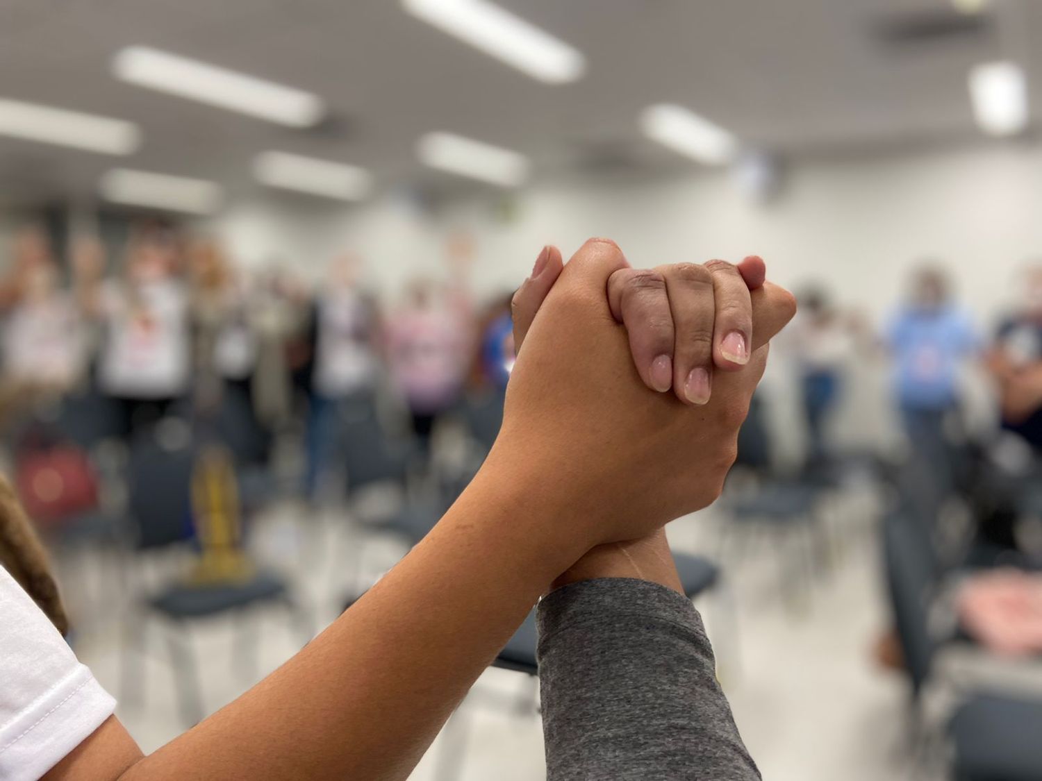 Parentes das vítimas formaram um círculo de mãos dadas (Fabíola Perez/R7 09.12.2021)