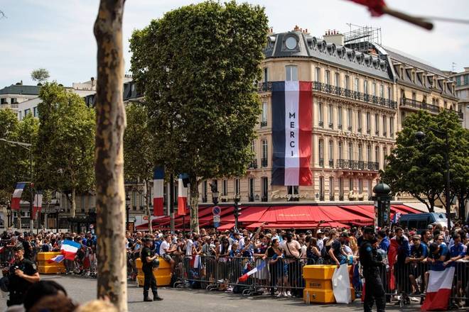 Diversos locais de Paris precisaram de cercas para conter a empolgação dos franceses com o título mundial.*Estagiário do R7, sob supervisão de Adalberto Leister FilhoVeja a tabela completa da Copa do Mundo 2018