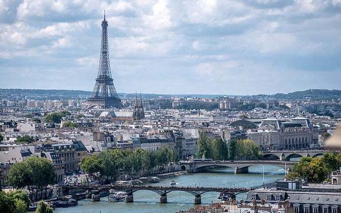 Paris concentra os pontos turísticos, como a Torre Eiffel e a Champs-Élysées. Montmartre, com a Basílica Sacré-Cœur e o Moulin Rouge, é outro destino encantador. O Louvre e o D’Orsay destacam-se entre os muitos museus. A Catedral de Notre-Dame e o Palácio de Versalhes também têm grande apelo no turismo.