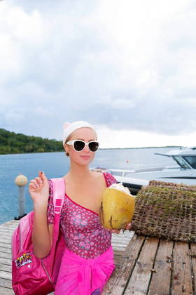 A estrela também posou em um barco, usando durante um dos passeios em Bora Bora