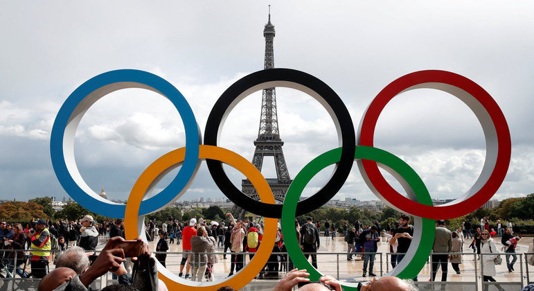 Arcos olímpicos foram colocados na frente da Torre Eiffel, em Paris, para anunciar a sede dos Jogos de 2024
