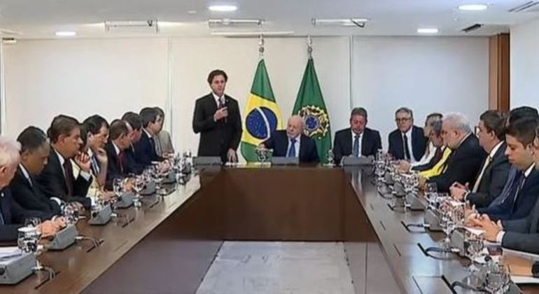 Parlamentares entregam a Lula decreto aprovado de intervenção federal no DF