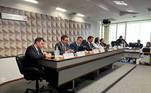 Parlamentares na primeira sessão da CPMI de 8 de Janeiro após recesso