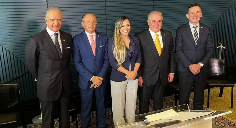 Membros na reinstalação da Frente Parlamentar de Serviços, no Congresso, em Brasília