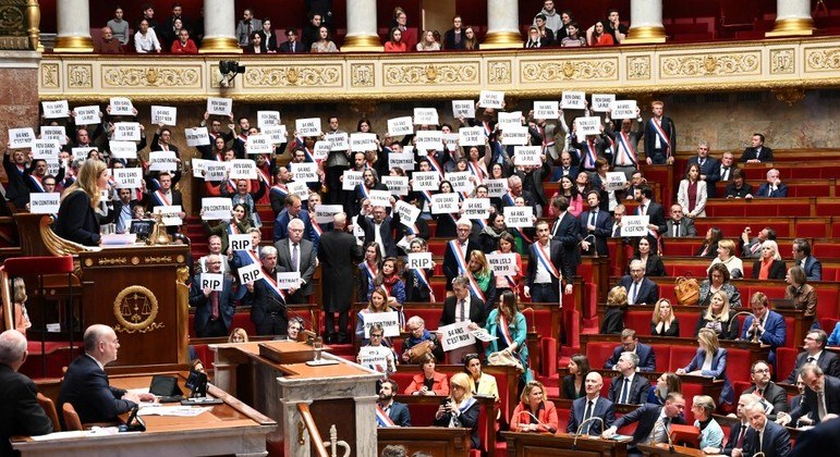 Parlamentares protestaram contra a reforma previdenciária francesa