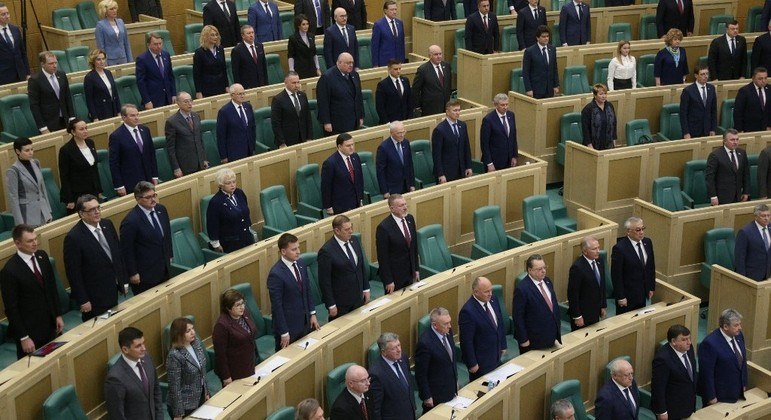 Senado russo deu aval a pedido de Putin para envio de tropas a Donetsk e Lugansk