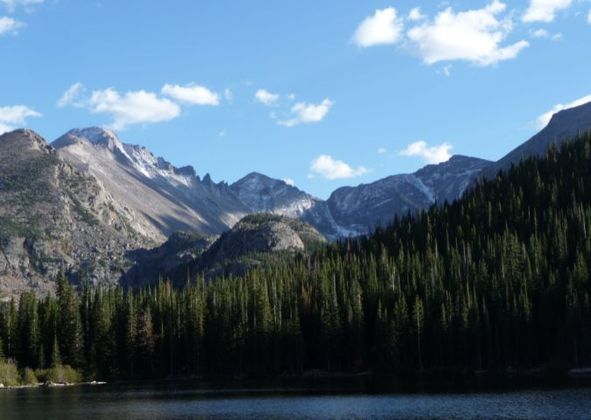 Parque das Montanhas Rochosas (EUA) - Cordilheira na América do Norte, se estendendo por trechos  dos Estados Unidos e do México. Formada há 70 milhões de anos, tem lagos, vales e desfiladeiros profundos entre os montes rochosos (o mais alto é o Elbert, com 4.400m). O parque nacional, que preserva os ecossistemas naturais, fica no Colorado (EUA).  