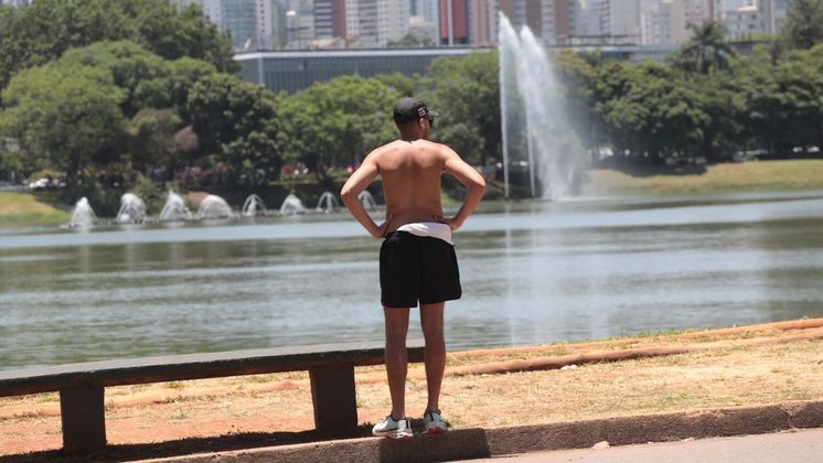 Parque do Ibirapuera também foi opção de lazer ao ar livre em mais um dia de temperaturas altas na capital paulista