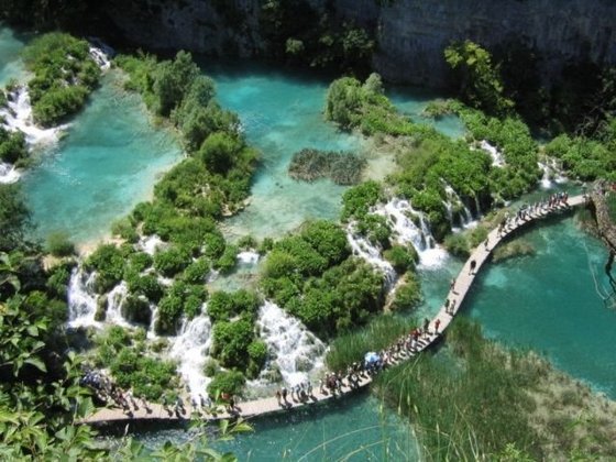  Parque Nacional dos Lagos de Plitvice (Croácia) - Conjunto natural formado por 16 lagos em tons de azul e verde, interligados por cachoeiras de vários tamanhos, numa área de 20 mil hectares. É ali que fica a maior cachoeira do país: Great Waterfall.  