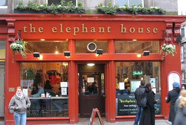 Parte da criação de J.K.Rowling fluiu nas mesas de um café chamado The Elephant House, em Edimburgo. O local tornou-se ponto turístico.