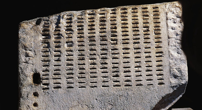 Parte da kleroterion, a máquina usada para os sorteios